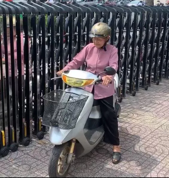 ba-ngoai-quoc-dan-nsut-phi-dieu-tuoi-91-van-tu-chay-xe-may-di-dien-cuoi-doi-nhan-giai-nu-chinh-xuat-sac-nhat (1)