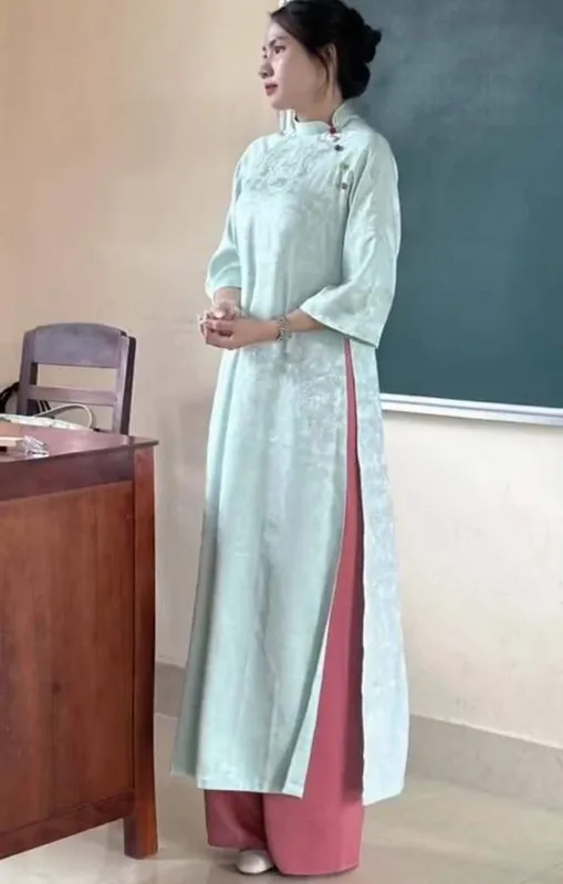 danh-tinh-co-giao-tieu-hoc-noi-ran-ran-mang-xa-hoi-xinh-nhu-hoa-hau-di-day-mac-khong-trung-bo-nao (12)