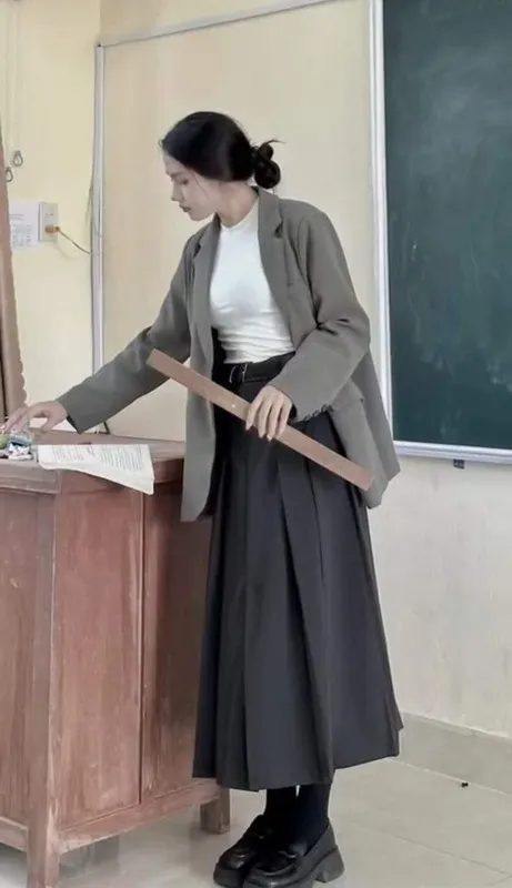 danh-tinh-co-giao-tieu-hoc-noi-ran-ran-mang-xa-hoi-xinh-nhu-hoa-hau-di-day-mac-khong-trung-bo-nao (13)