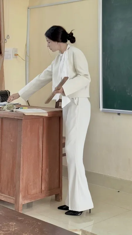 danh-tinh-co-giao-tieu-hoc-noi-ran-ran-mang-xa-hoi-xinh-nhu-hoa-hau-di-day-mac-khong-trung-bo-nao (3)