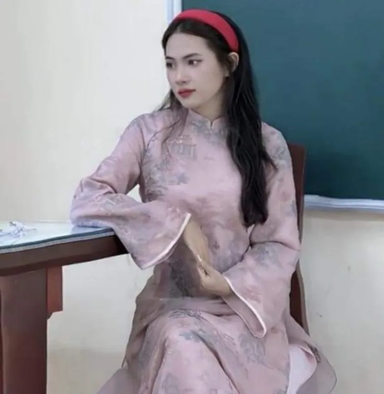 danh-tinh-co-giao-tieu-hoc-noi-ran-ran-mang-xa-hoi-xinh-nhu-hoa-hau-di-day-mac-khong-trung-bo-nao (6)