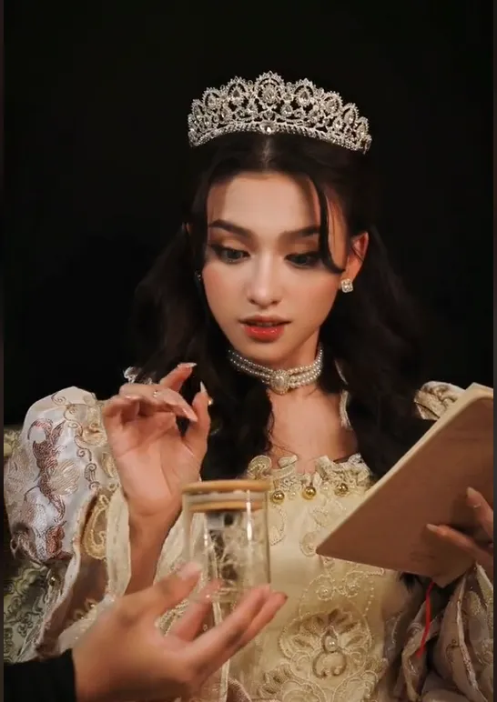 soan-ngoi-quynh-thi-nu-tiktoker-2k2-soan-ngoi-nu-hoang-tao-trend-tro-thanh-phu-thuy-bien-hoa-dinh-nhat-mxh (2)