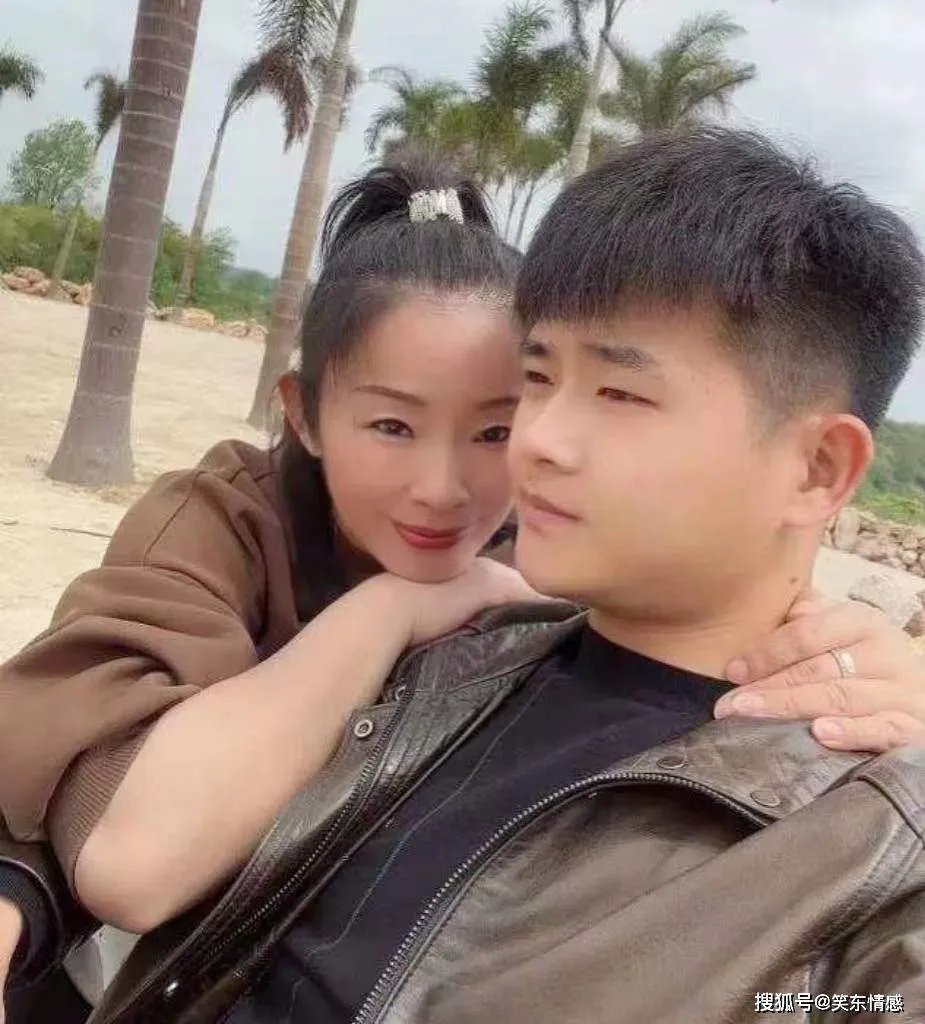 lay-chong-kem-21-tuoi-cap-doi-moi-khi-ra-duong-bi-hieu-nham-lam-2-me-con (2)