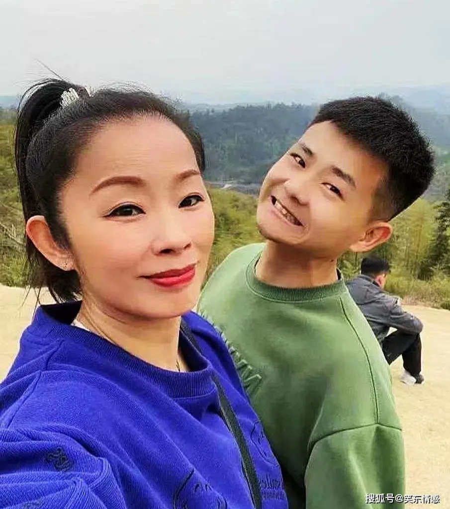 lay-chong-kem-21-tuoi-cap-doi-moi-khi-ra-duong-bi-hieu-nham-lam-2-me-con (3)