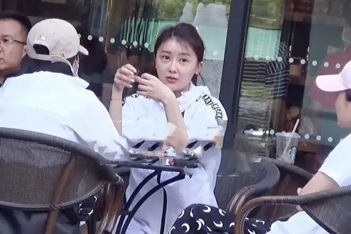 nu-nghe-si-noi-tieng-bi-bat-gap-tiep-ruou-sau-khi-bi-khan-gia-quay-lung-cai-ten-quen-thuoc (3)