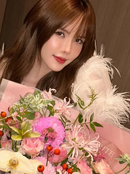 thieu-bao-tram-cong-khai-tay-ke-tay-voi-mot-nguoi-dan-ong-netizen-nghi-van-nguoi-ay-la-ban-trai-moi (3)