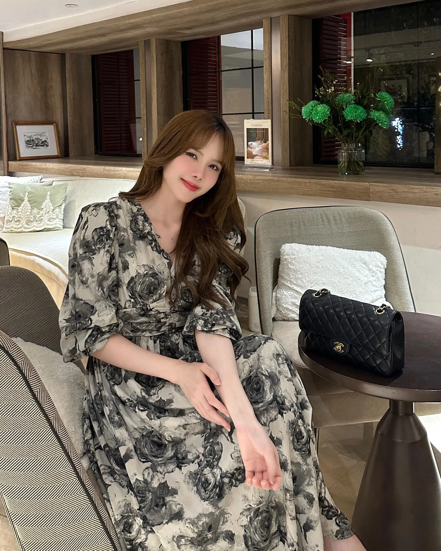 thieu-bao-tram-cong-khai-tay-ke-tay-voi-mot-nguoi-dan-ong-netizen-nghi-van-nguoi-ay-la-ban-trai-moi (4)