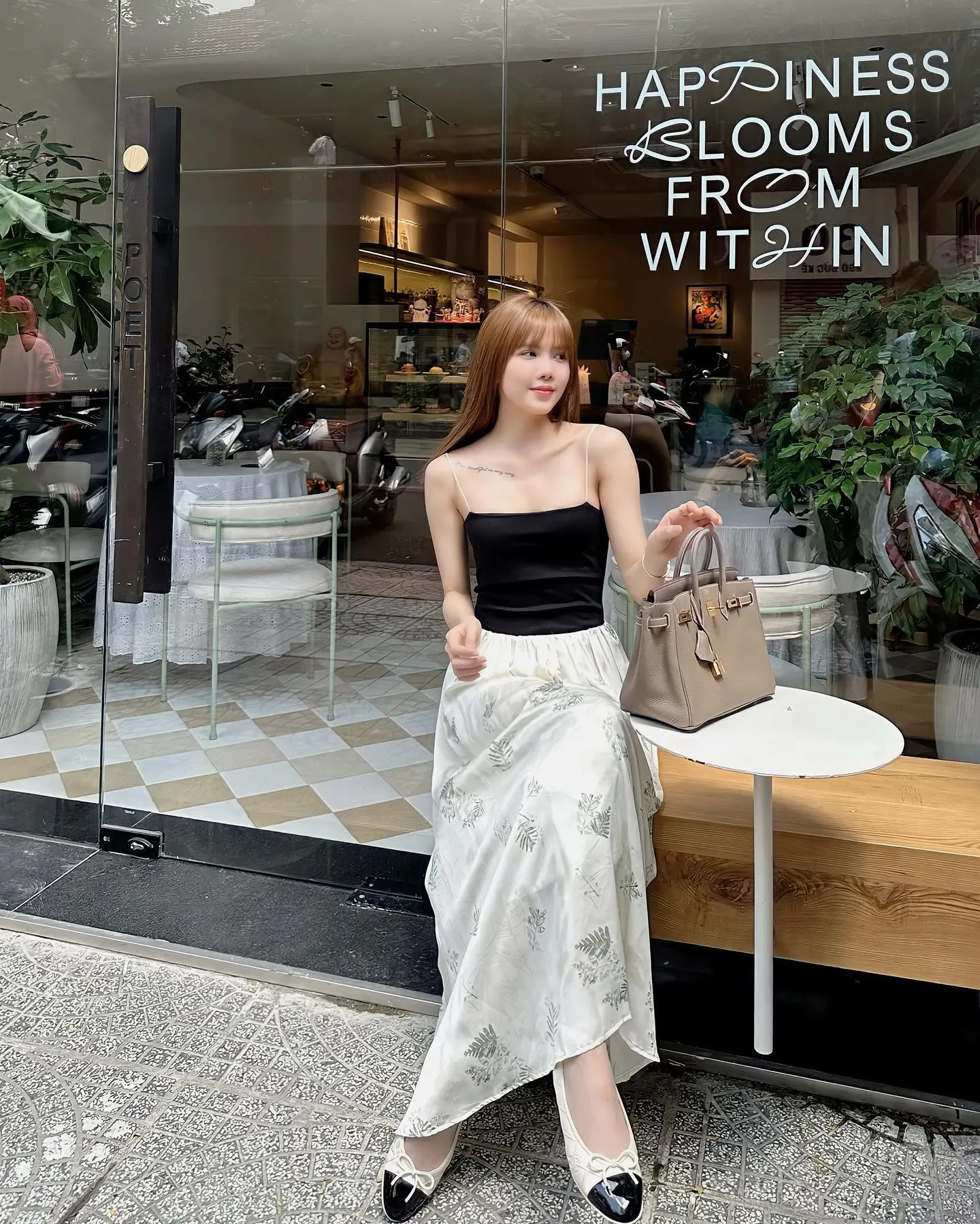 thieu-bao-tram-cong-khai-tay-ke-tay-voi-mot-nguoi-dan-ong-netizen-nghi-van-nguoi-ay-la-ban-trai-moi (41)