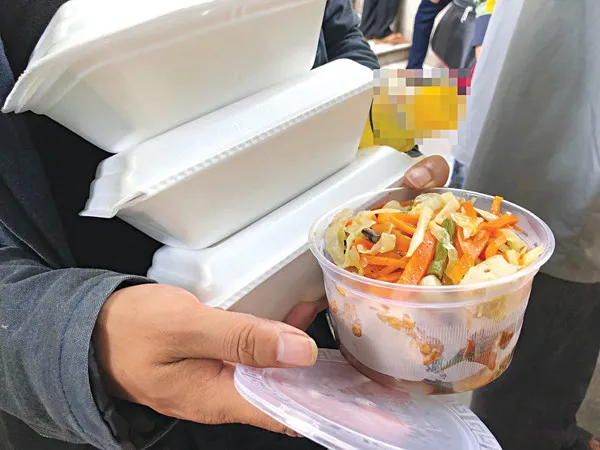 duoc-moi-an-cuoi-o-khach-san-sang-trong-khach-dung-dung-duoc-phat-moi-nguoi-môt-hop-com (4)