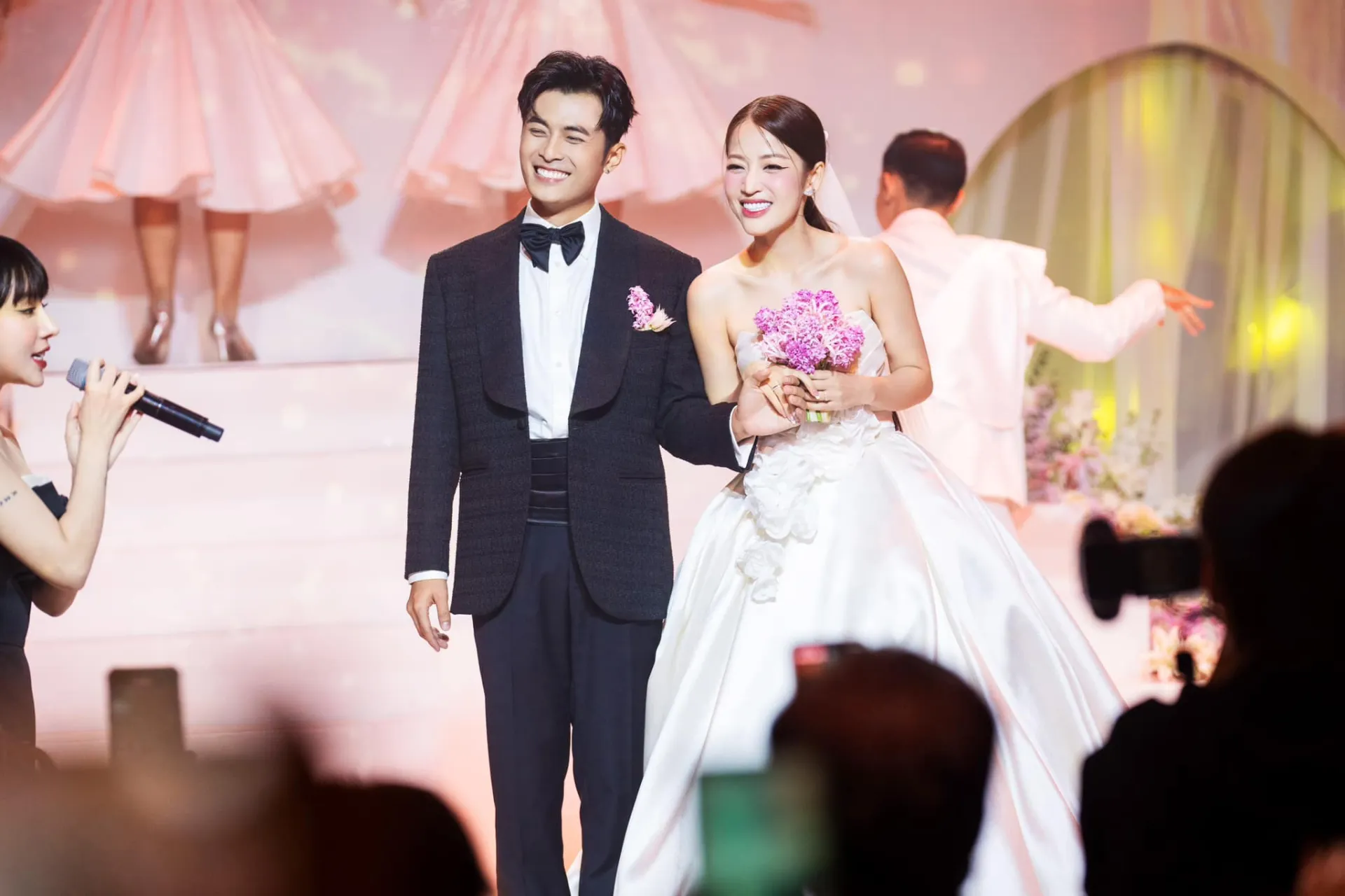 lo-ca-xe-cua-toc-tien-hat-tai-dam-cuoi-puka-gin-tuan-kiet-chua-tinh-tien-hat-nhung-tra-hon-1-ty-cho-dancer (1)