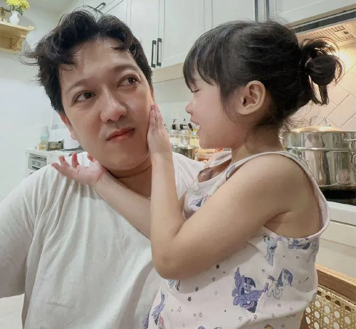 con-gai-truong-giang-cang-lon-cang-tro-ma-xinh-dep-huong-gen-troi-so-huu-1-diem-vang-giong-het-me-nha-phuong (2)