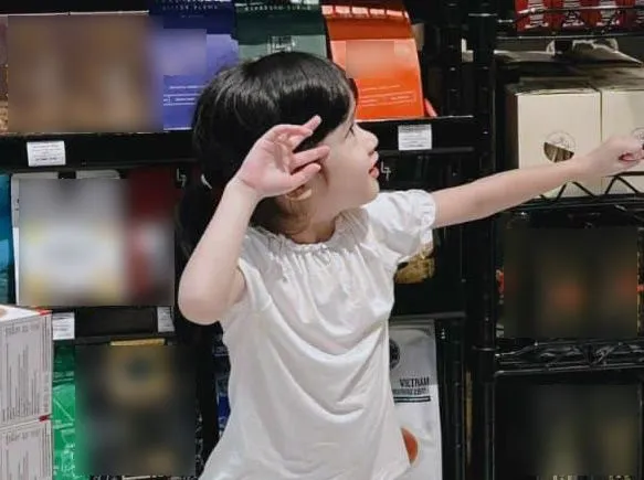 con-gai-truong-giang-cang-lon-cang-tro-ma-xinh-dep-huong-gen-troi-so-huu-1-diem-vang-giong-het-me-nha-phuong (4)