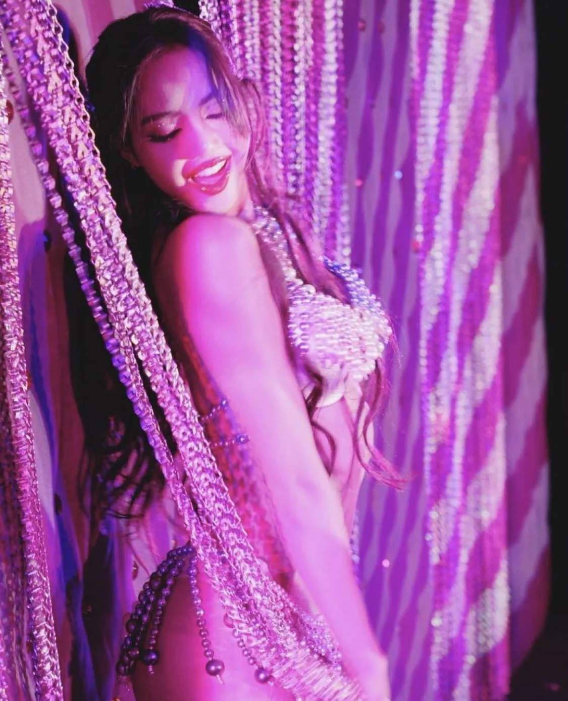 ro-ri-clip-lisa-blackpink-bieu-dien-o-hop-dem-thoat-y-nhieu-dong-tac-do-mat-gay-xon-xao (5)