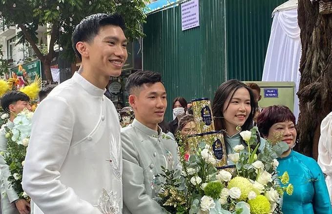 he-lo-dieu-dac-biet-trong-dam-cuoi-doan-van-hau-trap-rong-dat-vang-that-100-phu-re-co-1-tuoi-nhat-dinh (5)