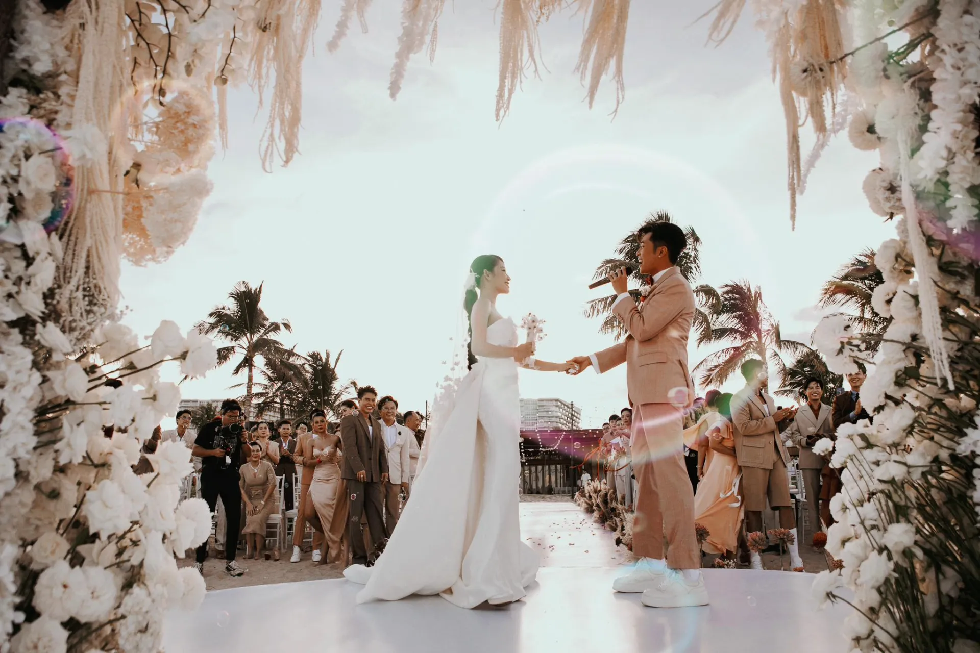 puka-la-co-dau-nhieu-dam-cuoi-nhat-viet-nam-le-cuoi-dong-thap-chua-dien-ra-lai-them-hon-le-khac-o-nha-tho (3)