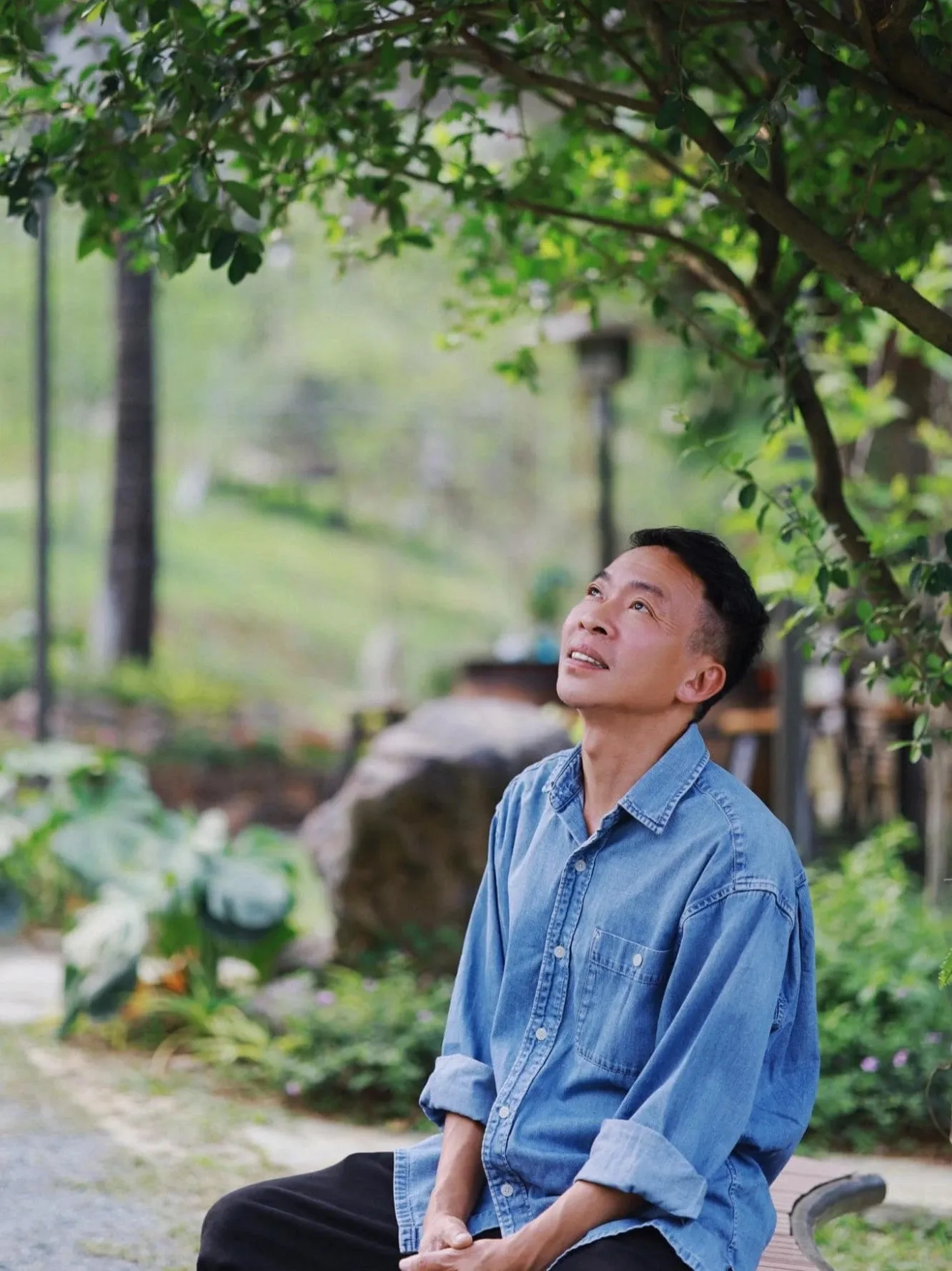 nam-ca-si-u60-ly-hon-vo-kem-18-tuoi-song-doc-than-tronh-nha-vuon-10000m2-dam-me-1-thu-vui-tieu-khien (4)