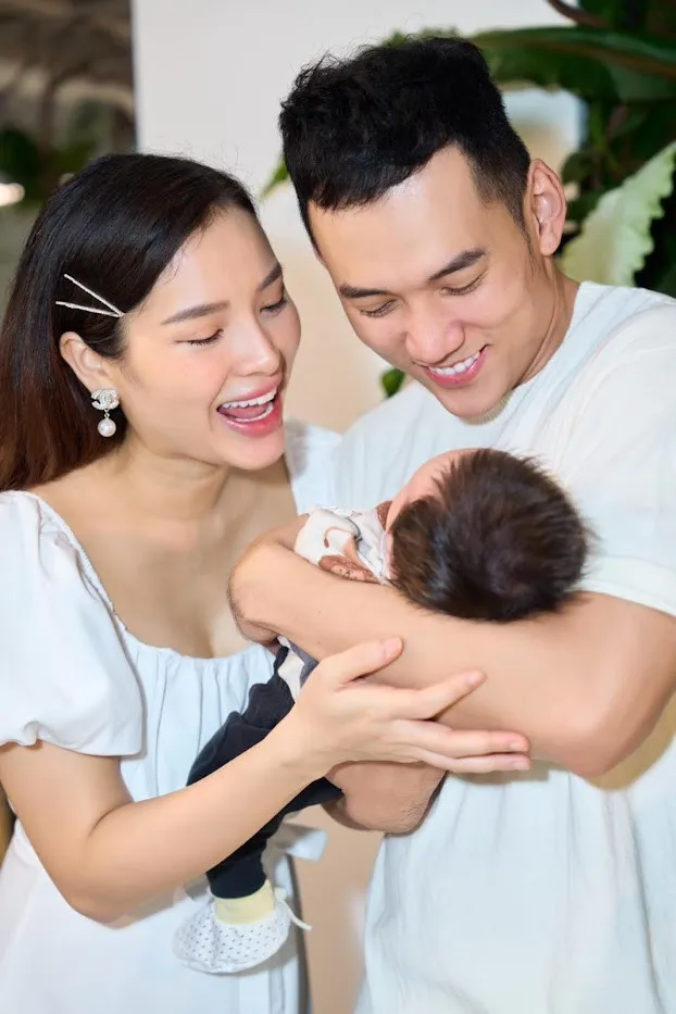 con-trai-phuong-trinh-jolie-5-thang-tuoi-bi-di-ung-voi-sua-me-lam-ca-si-nen-di-ngu-phai-ru-khac-thuong (113)