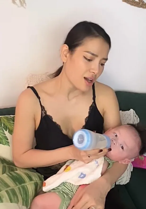 con-trai-phuong-trinh-jolie-5-thang-tuoi-bi-di-ung-voi-sua-me-lam-ca-si-nen-di-ngu-phai-ru-khac-thuong (131)