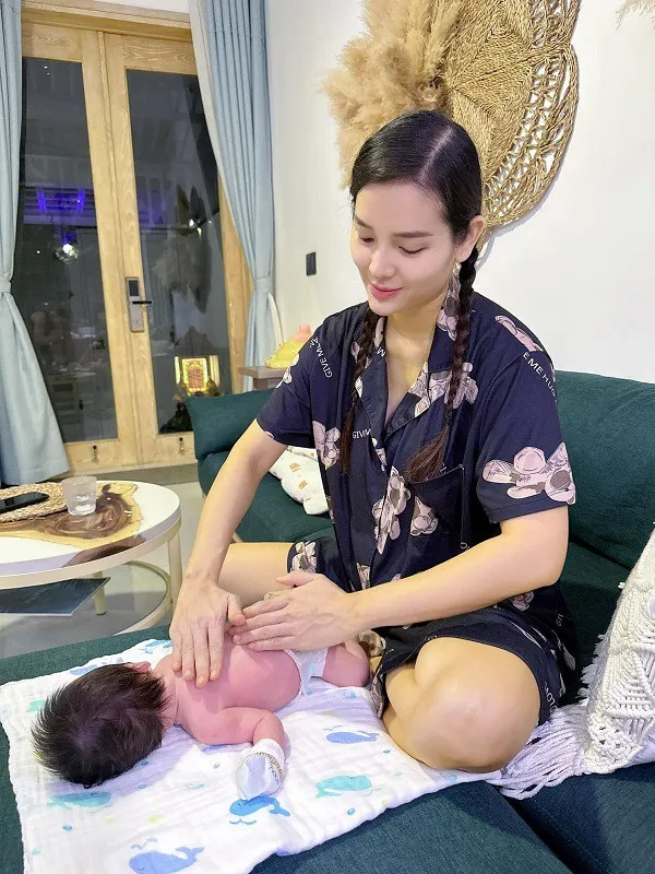 con-trai-phuong-trinh-jolie-5-thang-tuoi-bi-di-ung-voi-sua-me-lam-ca-si-nen-di-ngu-phai-ru-khac-thuong (4)