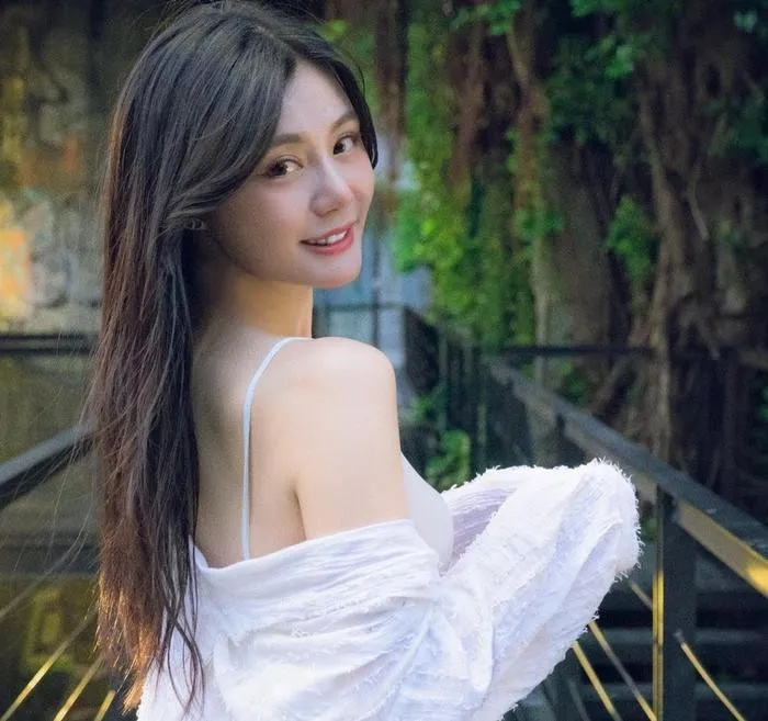 ro-hinh-anh-nu-nguoi-mau-bi-ban-trai-tac-dong-vat-ly-trong-quan-an-khong-co-nguoi-giup-do (5)