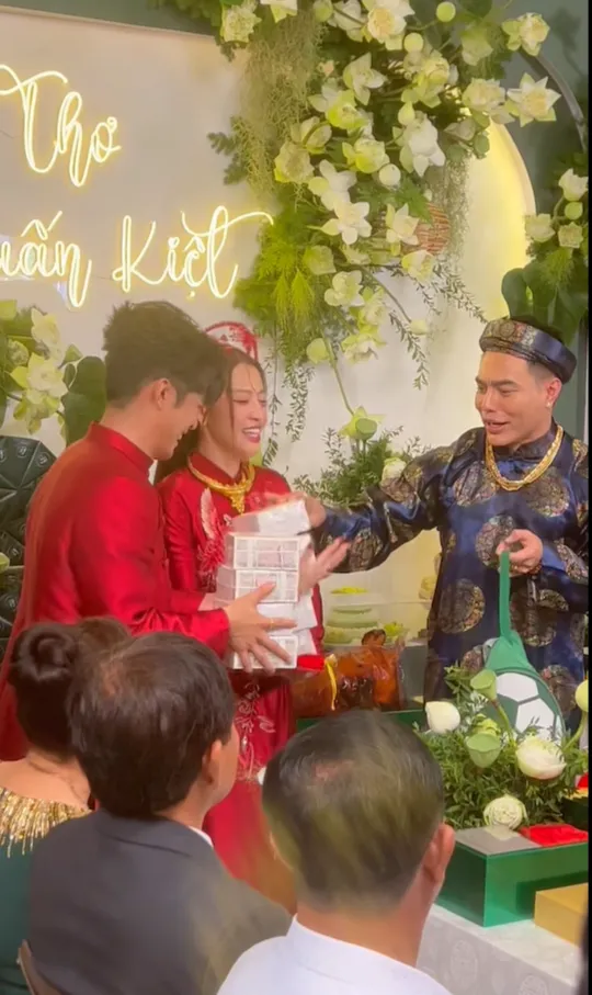 le-duong-bao-lam-mung-dam-cuoi-puka-gin-tuan-kiet-o-dong-thap-1-bao-tai-tien-mat-co-dau-chu-re-choang-vang (2)