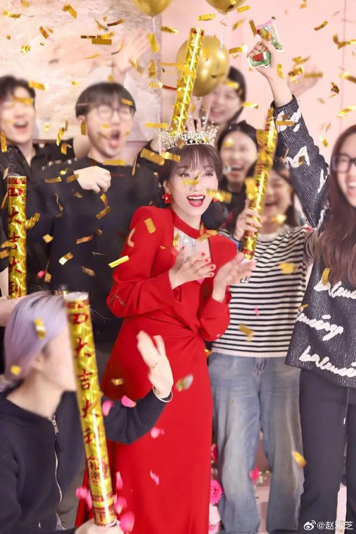 sao-nu-khoe-anh-mung-sinh-nhat-70-tuoi-gay-chan-dong-vi-tre-nhu-thieu-nu-18 (4)