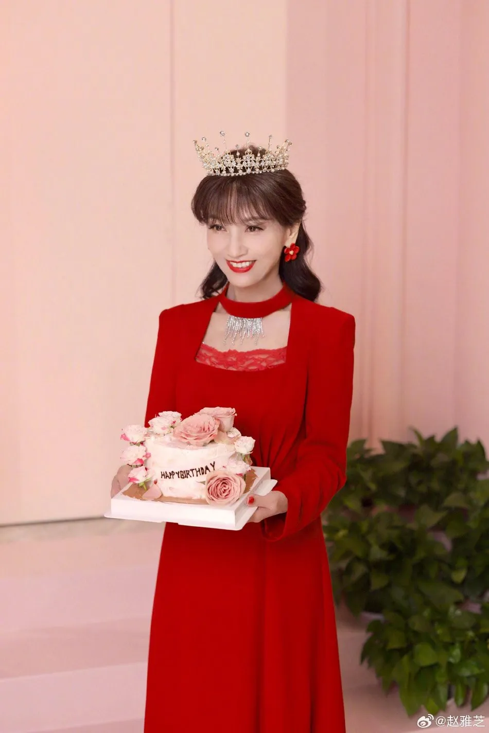 sao-nu-khoe-anh-mung-sinh-nhat-70-tuoi-gay-chan-dong-vi-tre-nhu-thieu-nu-18 (5)