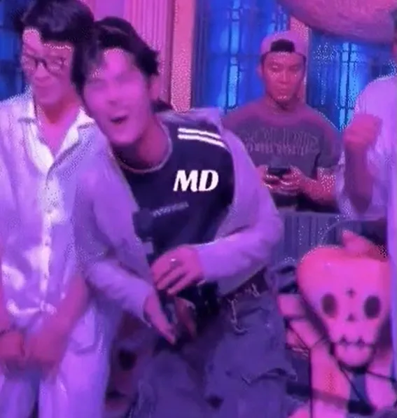 nam-ca-si-vbiz-dang-hat-bi-khan-gia-nu-thao-that-lung-hot-hoang-vua-hat-vua-giu-quan (3)