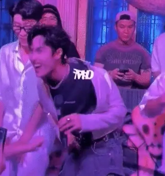 nam-ca-si-vbiz-dang-hat-bi-khan-gia-nu-thao-that-lung-hot-hoang-vua-hat-vua-giu-quan (4)