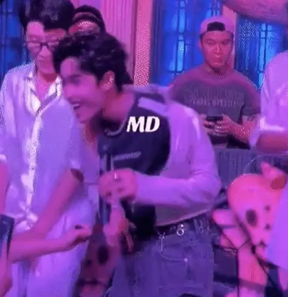 nam-ca-si-vbiz-dang-hat-bi-khan-gia-nu-thao-that-lung-hot-hoang-vua-hat-vua-giu-quan (5)