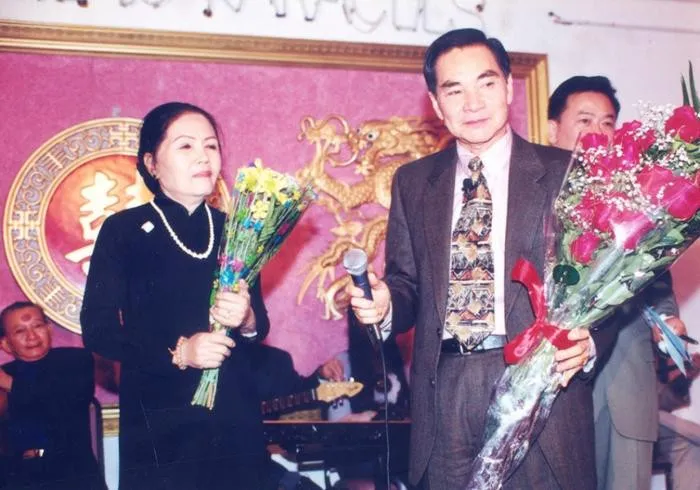 ong-vua-khong-ngai-san-khau-cai-luong-qua-doi-nhieu-nghe-si-cui-dau-tien-dua-khan-gia-bang-hoang (5)