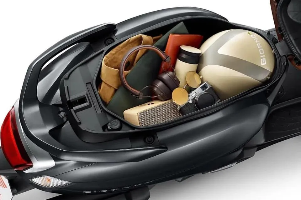 honda-sh-mode-ra-ria-truoc-mau-tay-ga-cung-nha-thiet-ke-khong-cho-che-ma-gia-chi-41-trieu-dong (15)