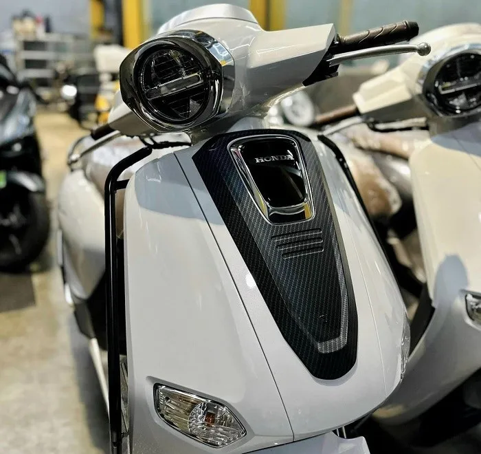 honda-sh-mode-ra-ria-truoc-mau-tay-ga-cung-nha-thiet-ke-khong-cho-che-ma-gia-chi-41-trieu-dong (2)