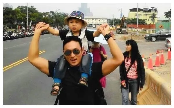 nam-dien-vien-co-cuoc-doi-khac-kho-nhat-showbiz-u50-ban-mang-dong-phim-vi-bi-vo-lua-40-ty (58)