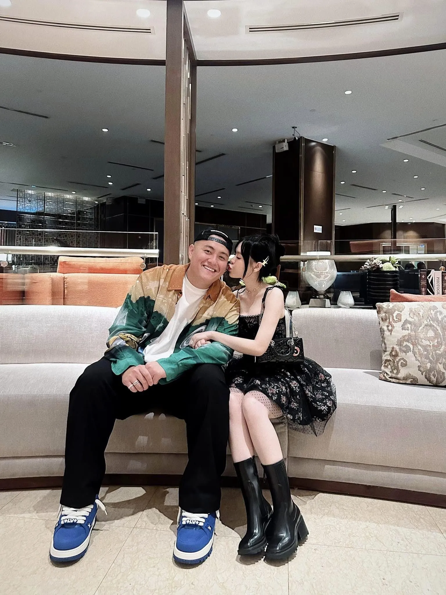 nam-youtube-xuong-tay-2-5-ty-mua-2-chiec-dong-ho-gay-xao-xao-khang-dinh-gia-dinh-du-an-du-song (2)