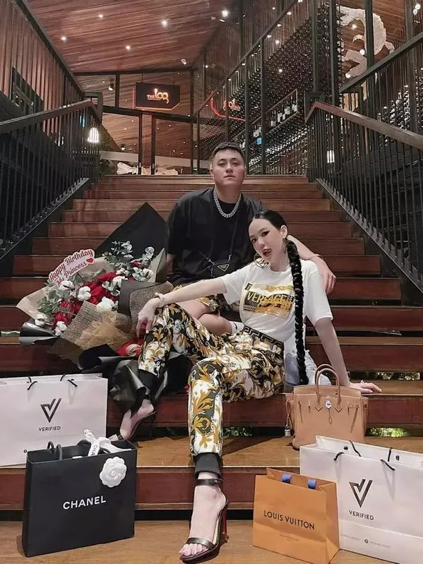 nam-youtube-xuong-tay-2-5-ty-mua-2-chiec-dong-ho-gay-xao-xao-khang-dinh-gia-dinh-du-an-du-song (51)