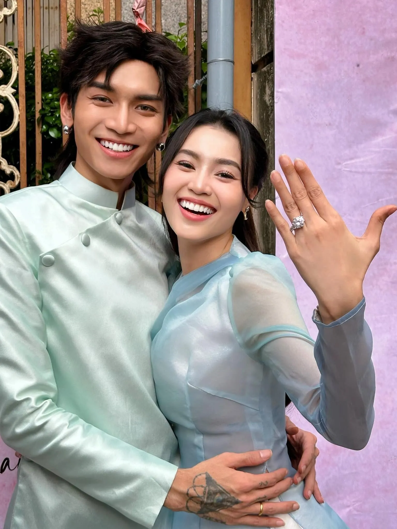 ninh-duong-lan-ngoc-khoe-nhan-cuoi-ngon-ap-ut-nghi-van-len-xe-hoa-dip-cuoi-nam-danh-tinh-nua-kia-khong-xa-la (1)