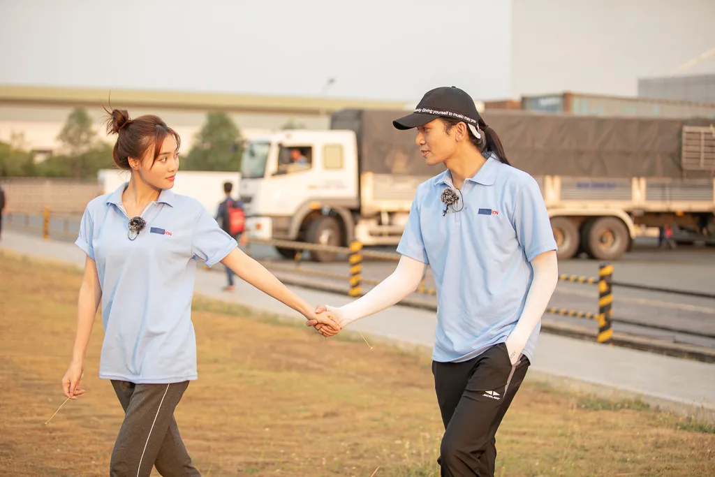 ninh-duong-lan-ngoc-khoe-nhan-cuoi-ngon-ap-ut-nghi-van-len-xe-hoa-dip-cuoi-nam-danh-tinh-nua-kia-khong-xa-la (31)