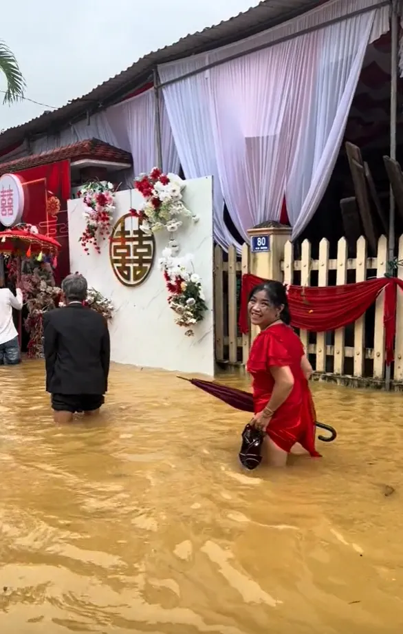 dam-cuoi-dien-ra-trung-ngay-mua-lu-nha-trai-xan-quan-loi-nuoc-sang-ruoc-dau-netizen-thac-mac-chi-tiet-la (3)