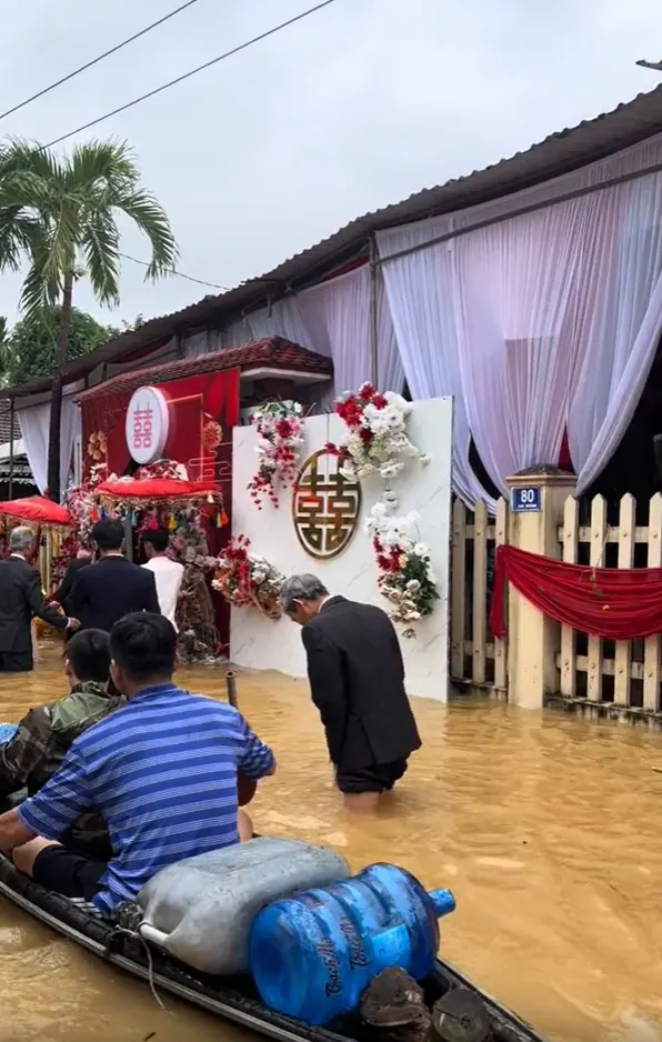 dam-cuoi-dien-ra-trung-ngay-mua-lu-nha-trai-xan-quan-loi-nuoc-sang-ruoc-dau-netizen-thac-mac-chi-tiet-la (4)