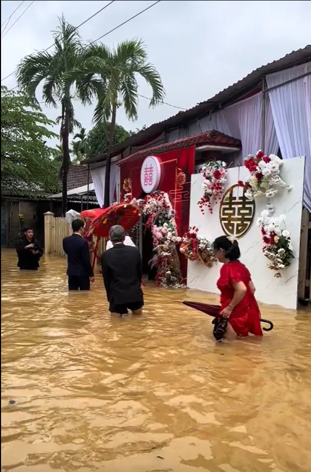 dam-cuoi-dien-ra-trung-ngay-mua-lu-nha-trai-xan-quan-loi-nuoc-sang-ruoc-dau-netizen-thac-mac-chi-tiet-la (5)