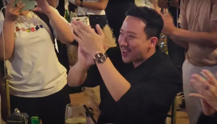 tran-thanh-bi-dan-em-thai-do-ra-mat-giua-dam-cuoi-man-doi-chat-ra-sao-ma-chiem-spotlight-co-dau-chu-re (5)