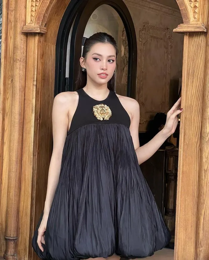 hoa-hau-tieu-vy-vuong-nghi-van-mang-thai-vi-chiec-vay-rong-thung-thinh-nguoi-dep-len-tieng (2)