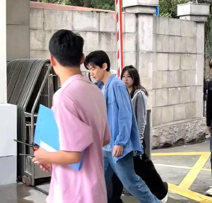 ro-tin-nam-dien-vien-noi-tieng-bi-bat-vi-lien-quan-duong-day-mua-ban-hoa-bi-chup-duoc-anh-o-co-quan (3)