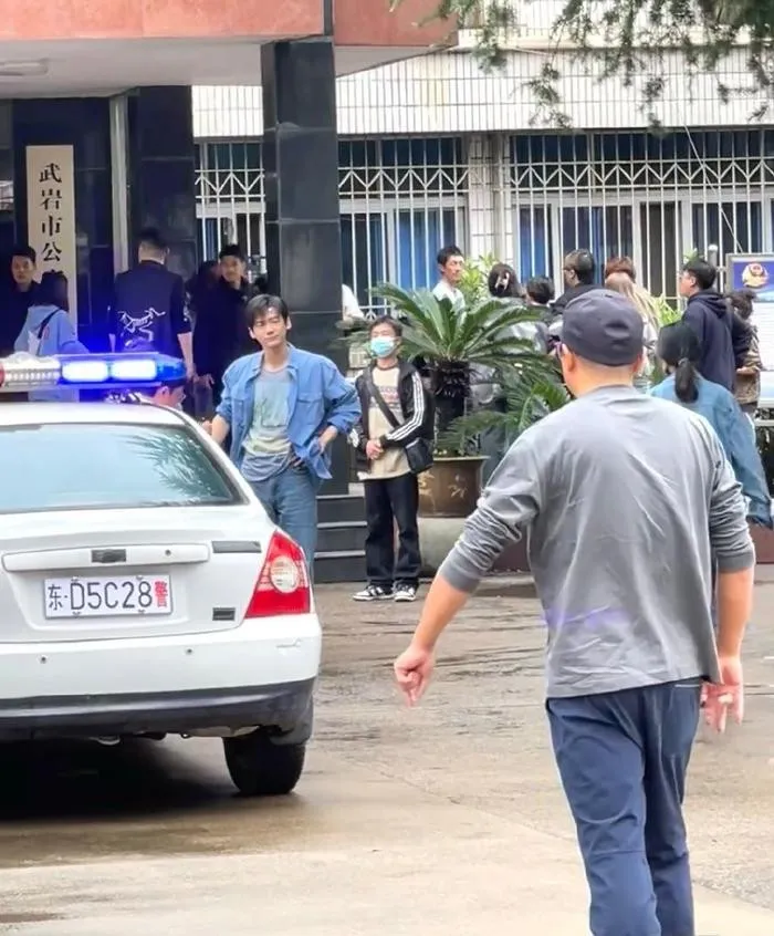 ro-tin-nam-dien-vien-noi-tieng-bi-bat-vi-lien-quan-duong-day-mua-ban-hoa-bi-chup-duoc-anh-o-co-quan (7)