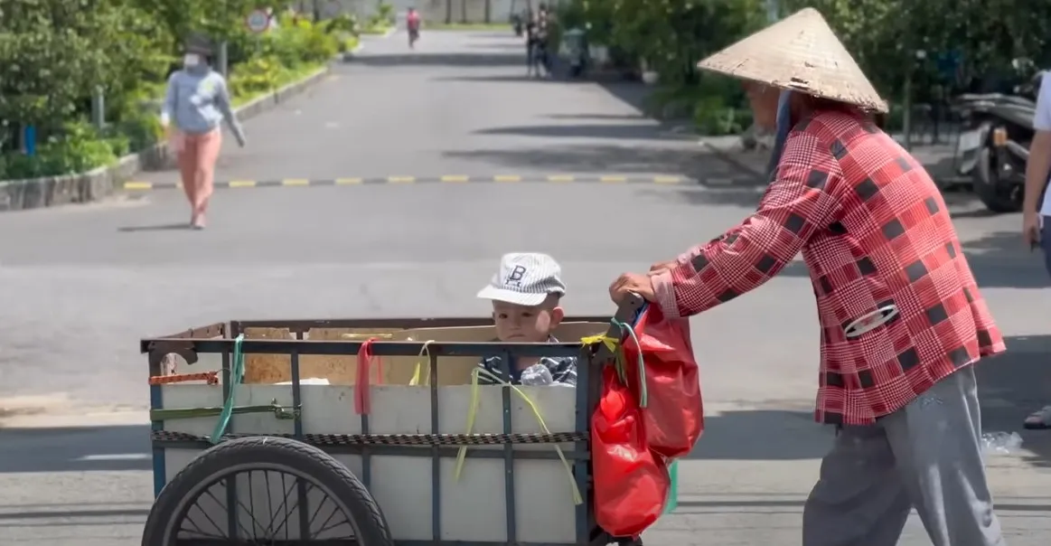 cau-be-1-tuoi-bi-bo-roi-duoc-ba-lao-cong-lung-nhat-nuoi-hang-xom-hun-hap-nuoi-duong (2)