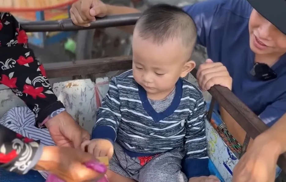 cau-be-1-tuoi-bi-bo-roi-duoc-ba-lao-cong-lung-nhat-nuoi-hang-xom-hun-hap-nuoi-duong (3)