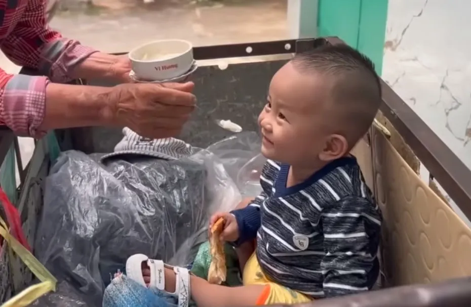 cau-be-1-tuoi-bi-bo-roi-duoc-ba-lao-cong-lung-nhat-nuoi-hang-xom-hun-hap-nuoi-duong (5)