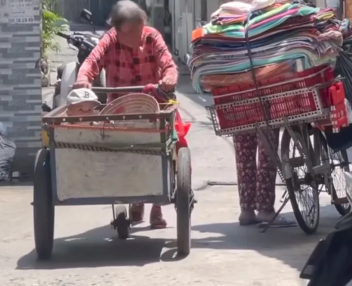 cau-be-1-tuoi-bi-bo-roi-duoc-ba-lao-cong-lung-nhat-nuoi-hang-xom-hun-hap-nuoi-duong (6)