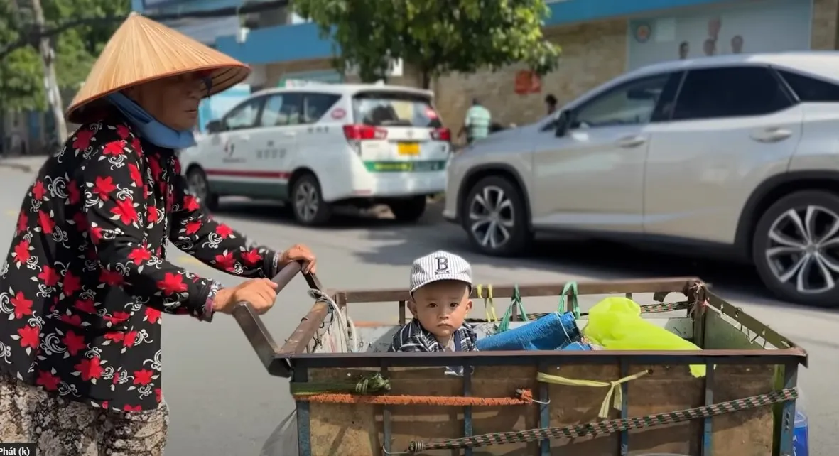 cau-be-1-tuoi-bi-bo-roi-duoc-ba-lao-cong-lung-nhat-nuoi-hang-xom-hun-hap-nuoi-duong (7)